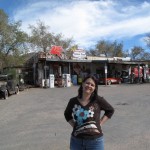 Tina vor der Tankstelle in Hackberry