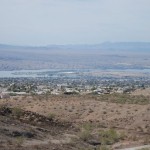 Blick über Lake Havsu City von den Bergen im Osten