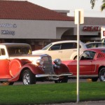 Oldtimer auf dem Supermarkt-Parkplatz