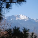 Der Pikes Peak überthront Colorado Springs