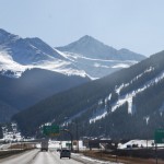 Kulisse der Rocky Mountains über Interstate 70