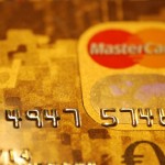 Bild der hochgeprägten Mastercard Gold von gebuhrenfrei.com